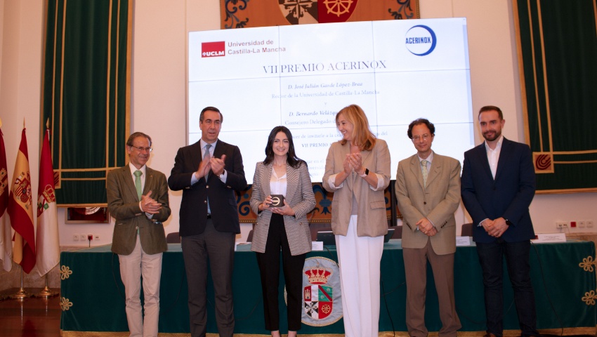 A student from the University of Castilla-La Mancha receives the VII Acerinox Award from the Chief Executive Officer